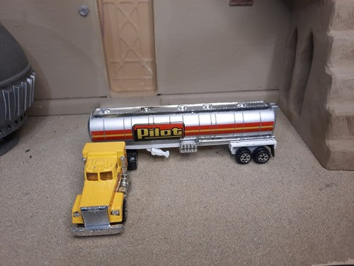 1/87 HO Road Champs Pilot Mack Semi Tanker